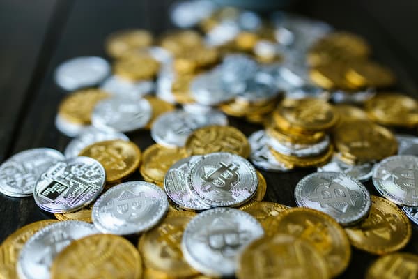  有人认识炒股炒黄金的严根成吗